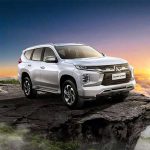 Mitsubishi Pajero Sport 2025 putih di jalan off-road, tersedia di Mitsubishi-Bumen.id