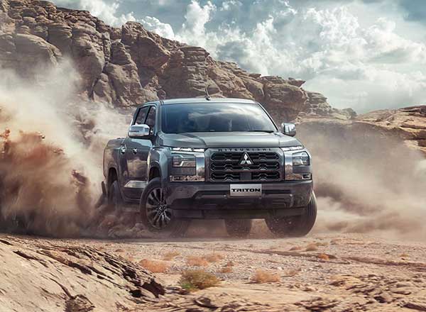 itsubishi Triton 2025 Jet Black di medan off-road, tersedia di Mitsubishi-Bumen.id.