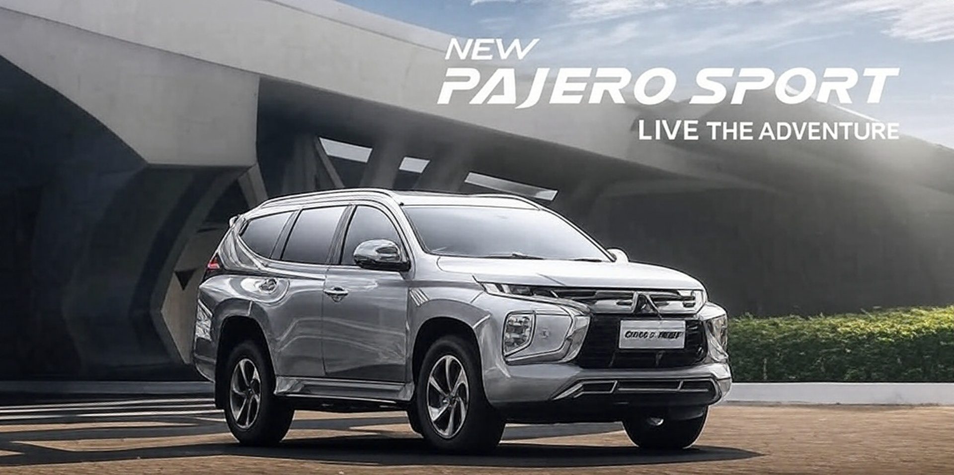 Banner promo bunga 0% untuk Mitsubishi Pajero Sport di Jakarta.