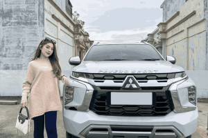 Mitsubishi New Pajero Sport Dakar 4x2 hitam bersama Erya Dwi Lestari di Jakarta Erya Dwi Lestari di Jakarta