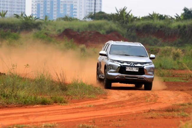 Mitsubishi Pajero Sport Dakar 4x4 off-road